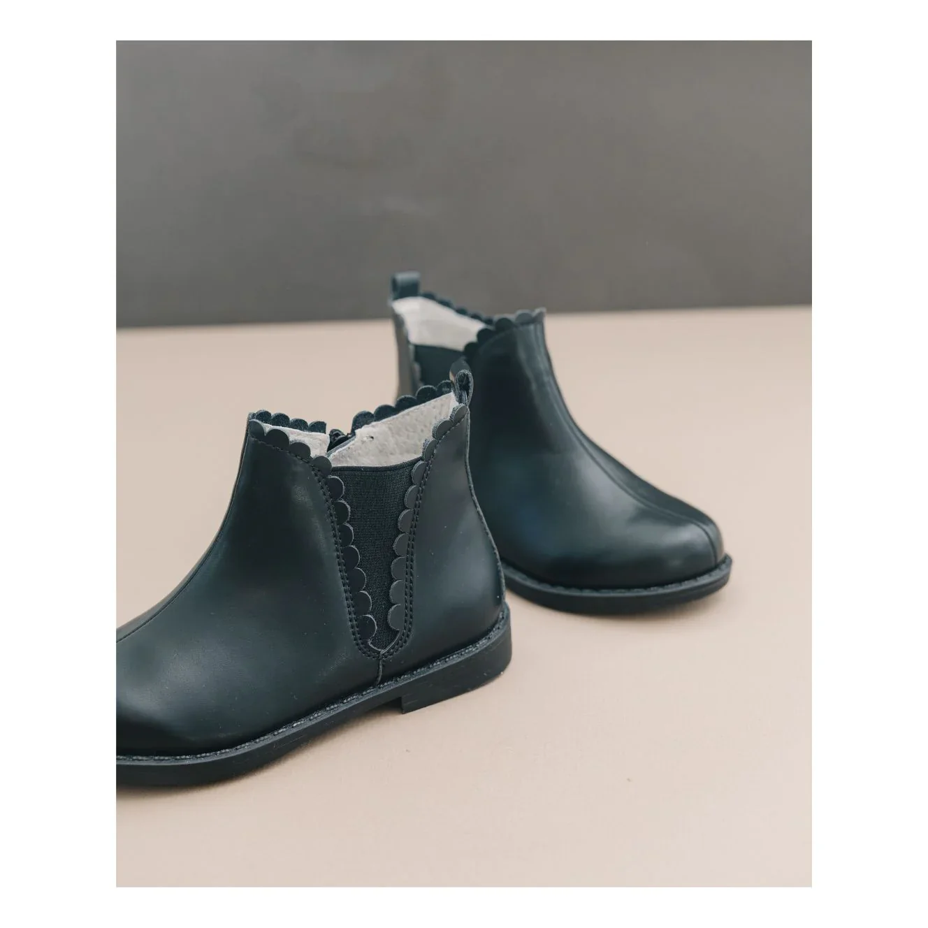 L'AMOUR - Nicola Scalloped Chelsea Boot Black - Image 2